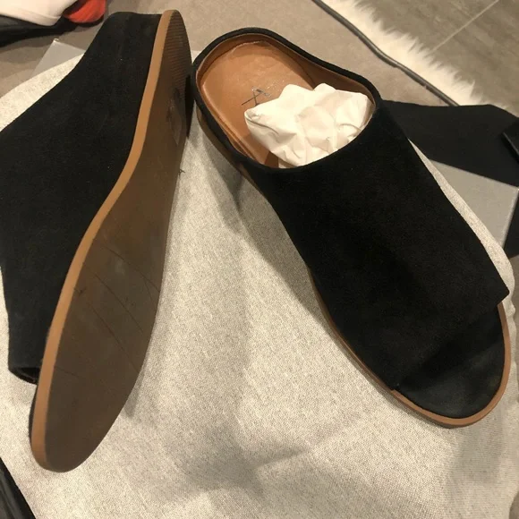 Aquatalia black suede slides size 6 - Picture 2 of 6